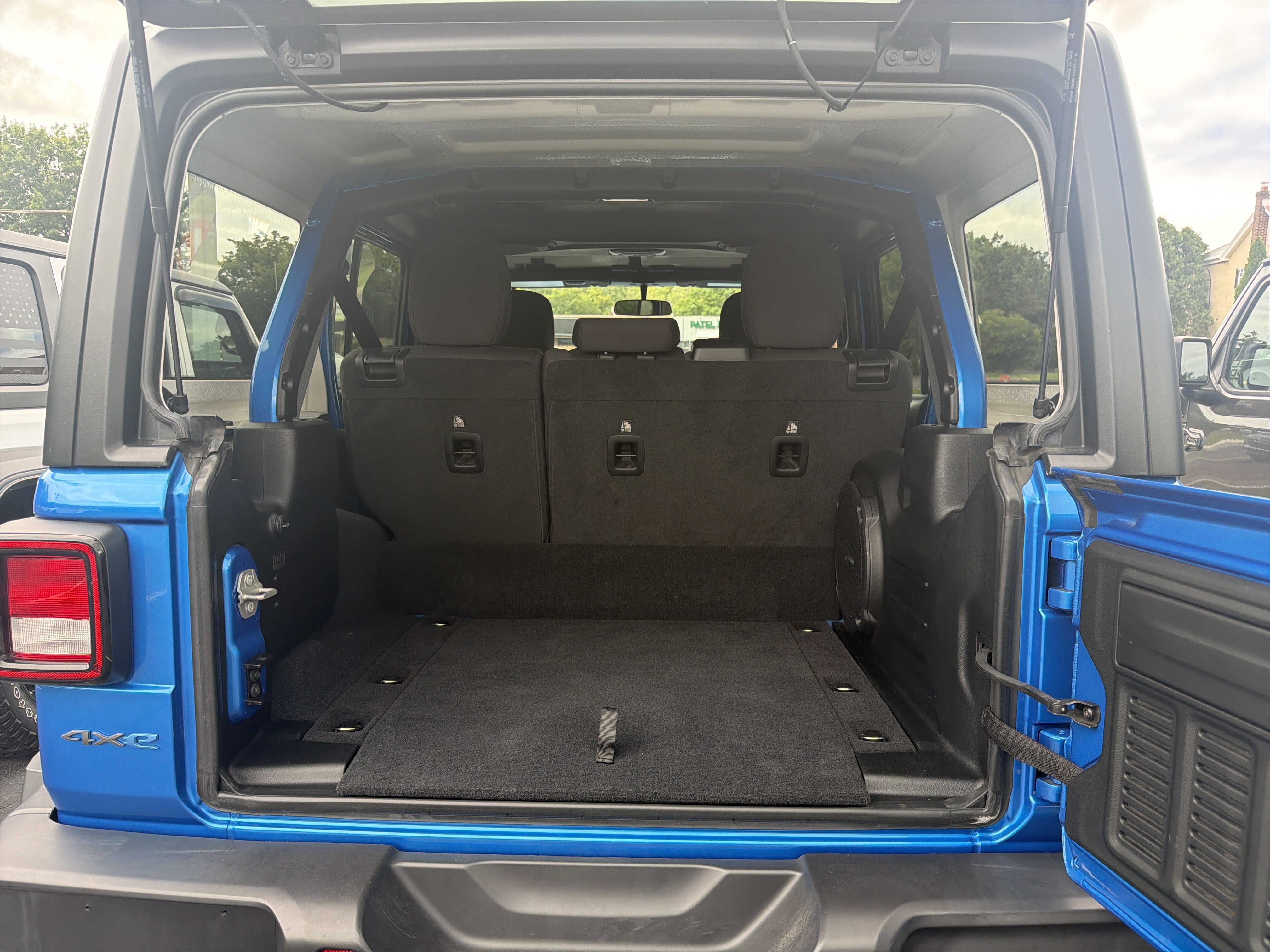 Certified 2023 Jeep Wrangler Unlimited w/ Convenience Group AWD/4WD image 9