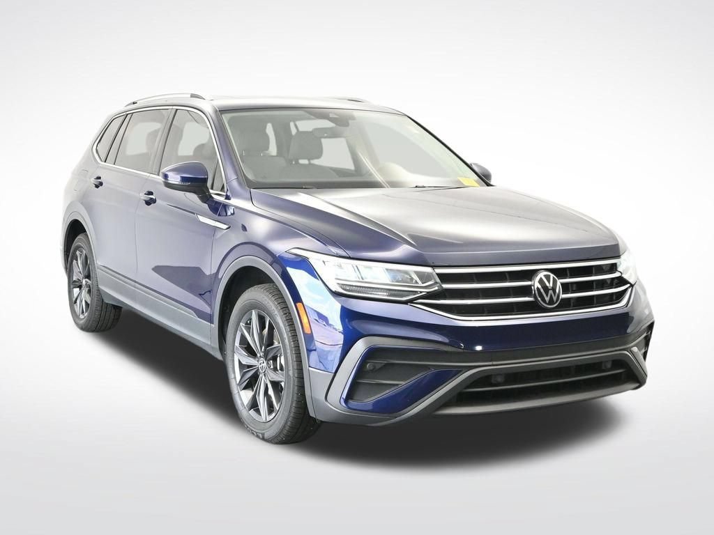 Used 2023 Volkswagen Tiguan SE w/ Panoramic Sunroof Package FWD image 3