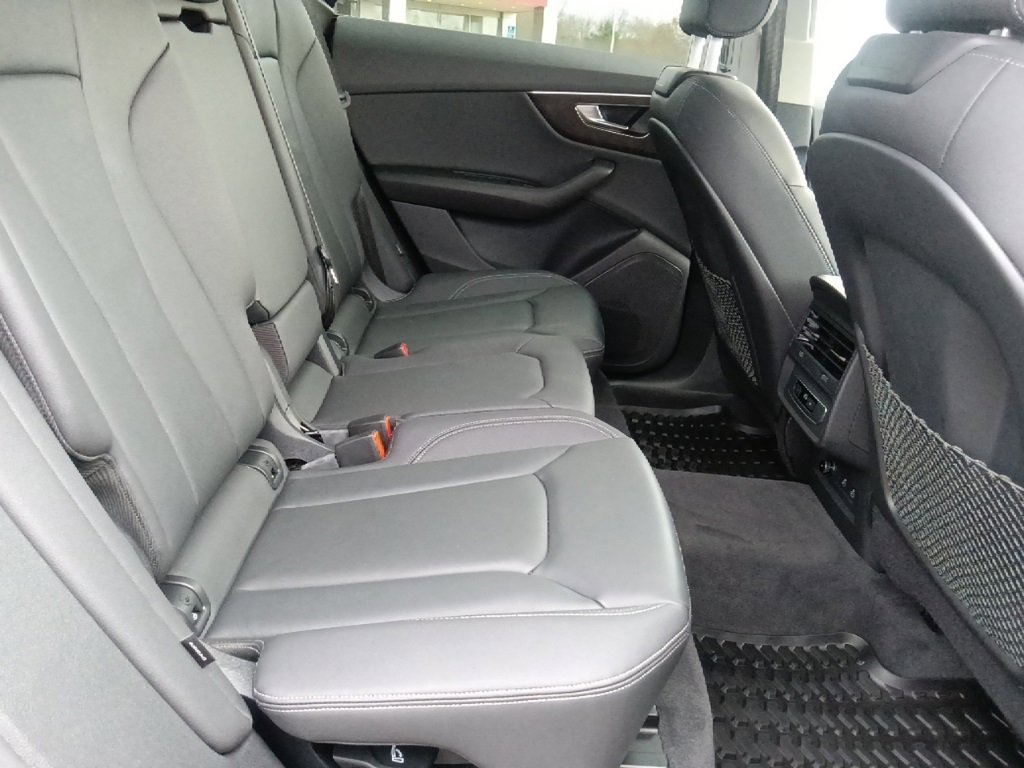 Used 2023 Audi Q8 Premium image 35