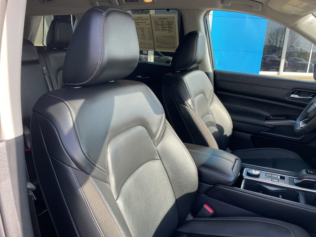 Used 2025 Nissan Pathfinder SL AWD/4WD image 27