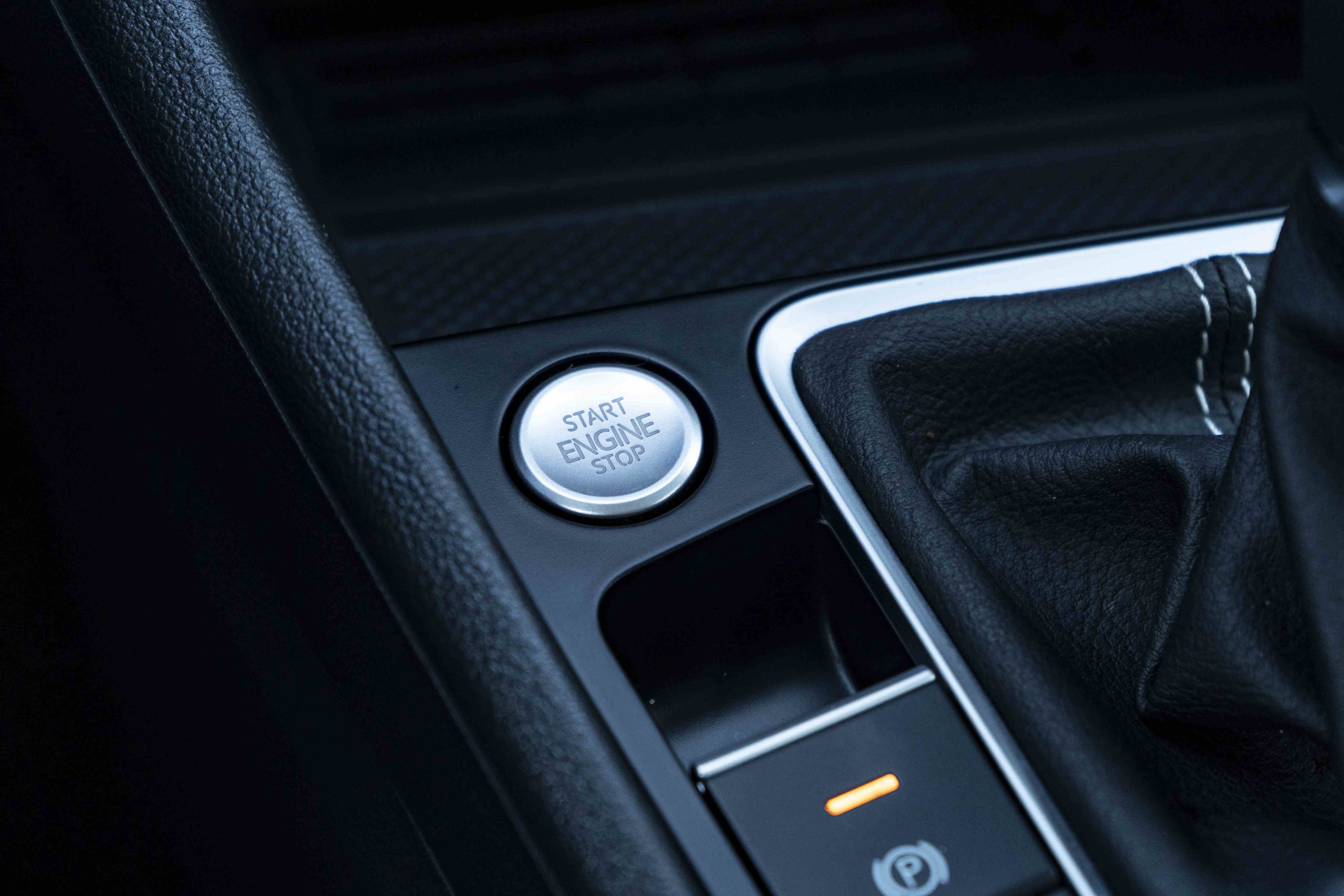 Certified 2025 Volkswagen Jetta SE w/ Sunroof Package FWD image 22