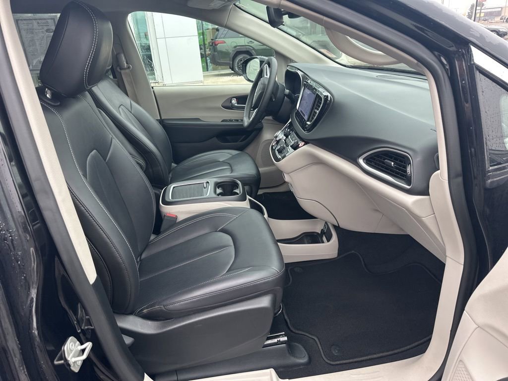 Used 2024 Chrysler Pacifica Touring-L image 7