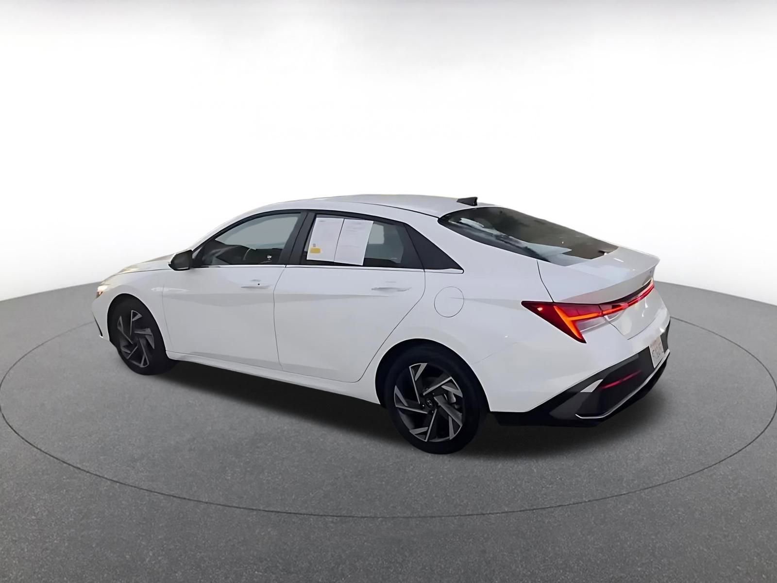 Used 2025 Hyundai Elantra SEL image 9