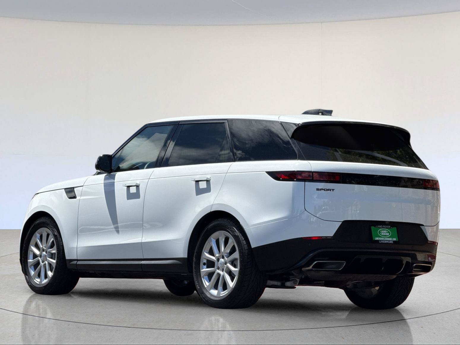 Used 2025 Land Rover Range Rover Sport SE AWD/4WD image 4