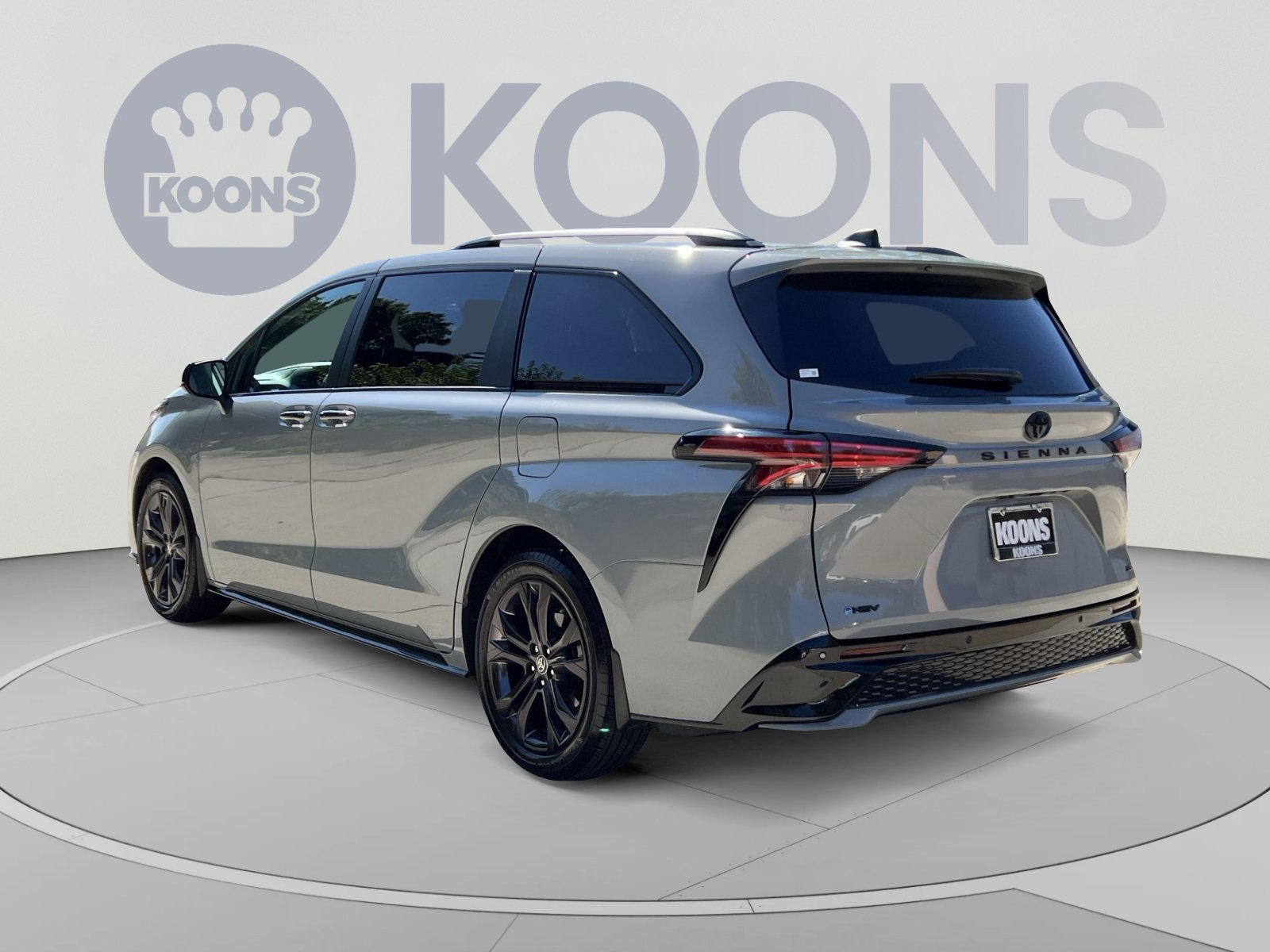 Used 2025 Toyota Sienna XSE w/ XSE Plus Package FWD image 4