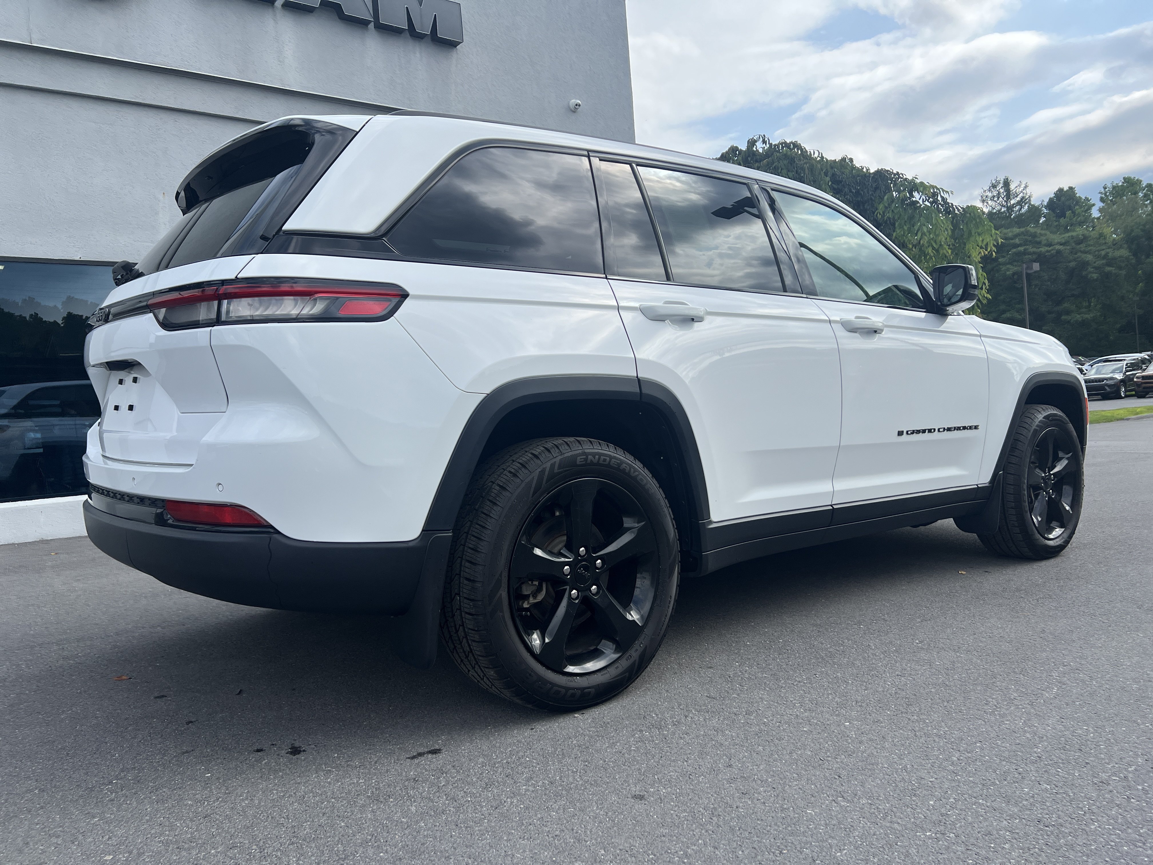 Used 2023 Jeep Grand Cherokee Altitude AWD/4WD video 3
