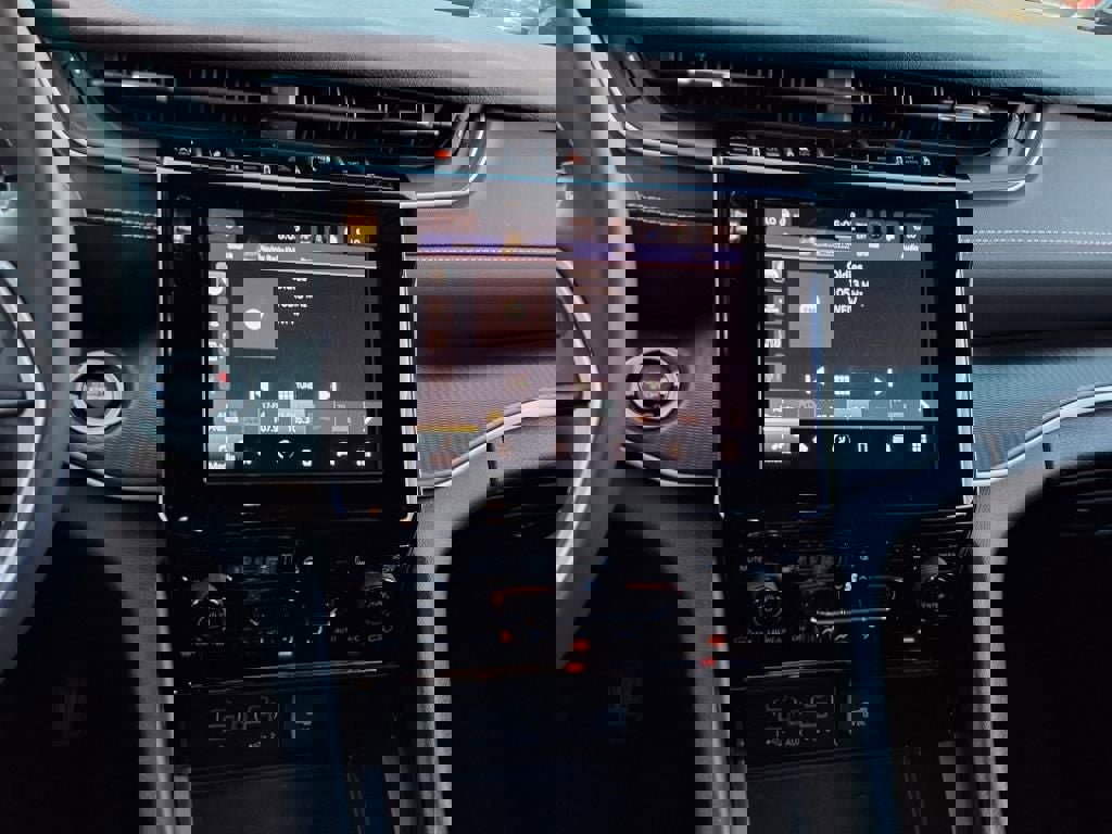 Used 2023 Jeep Grand Cherokee Altitude image 15