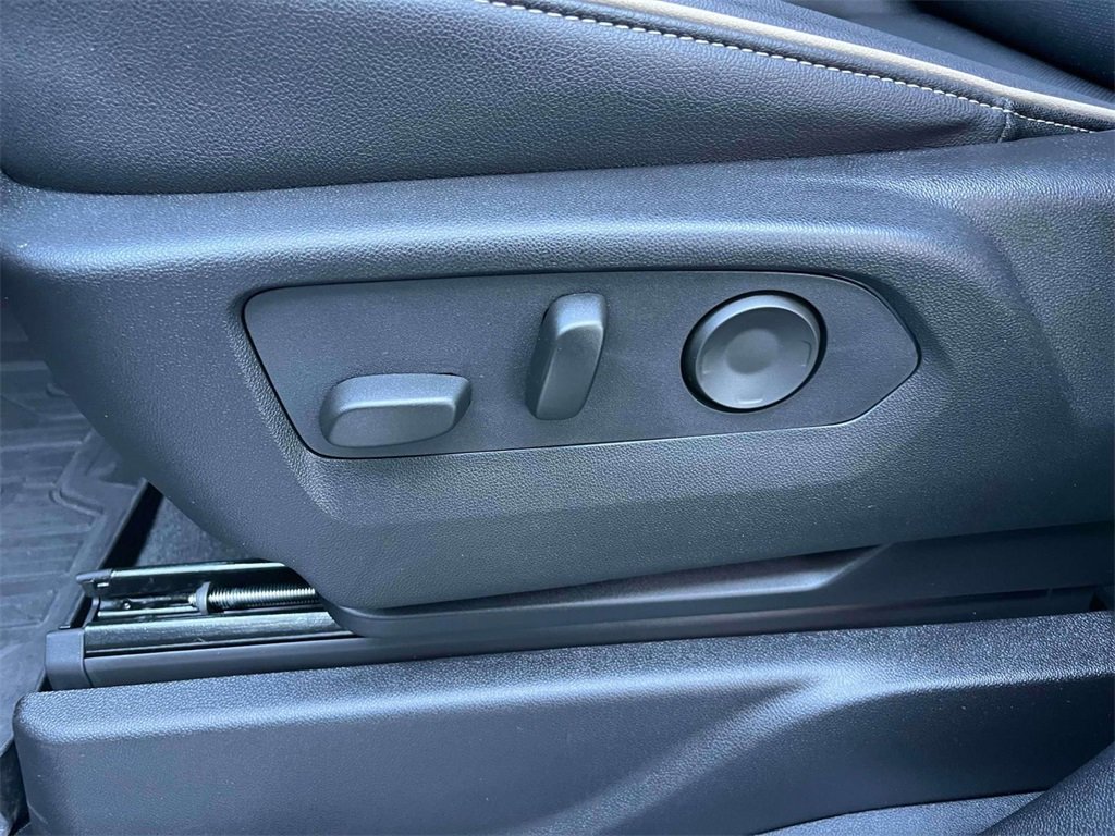 Used 2024 GMC Yukon XL SLT image 30