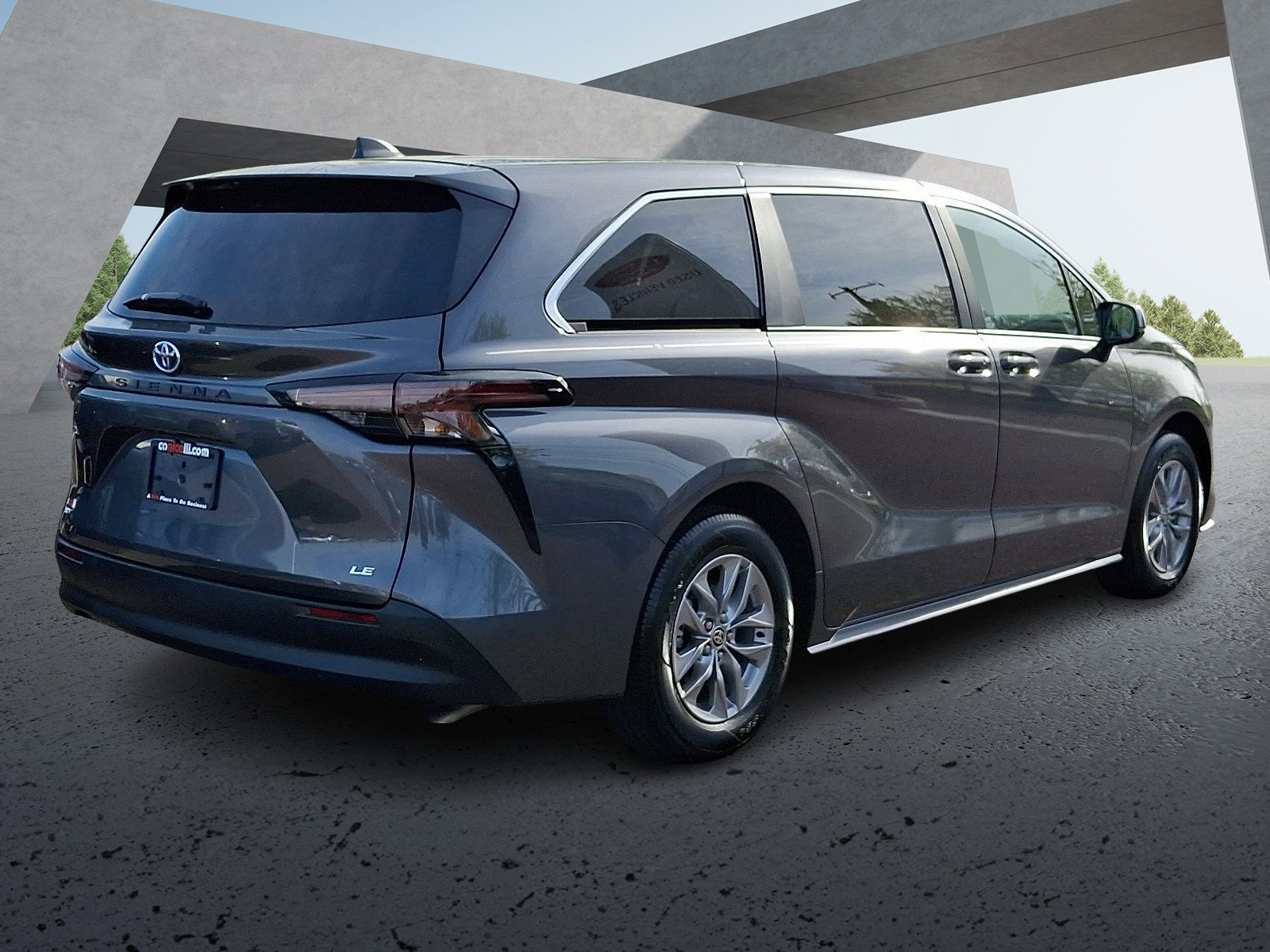 Used 2025 Toyota Sienna LE FWD image 6