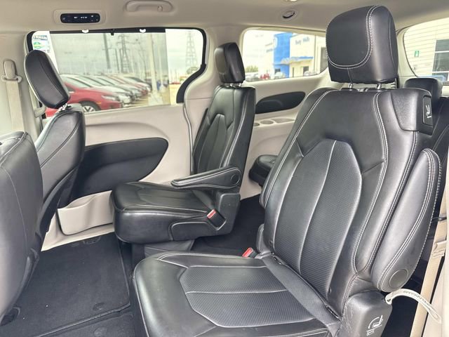 Used 2024 Chrysler Pacifica Touring-L image 17