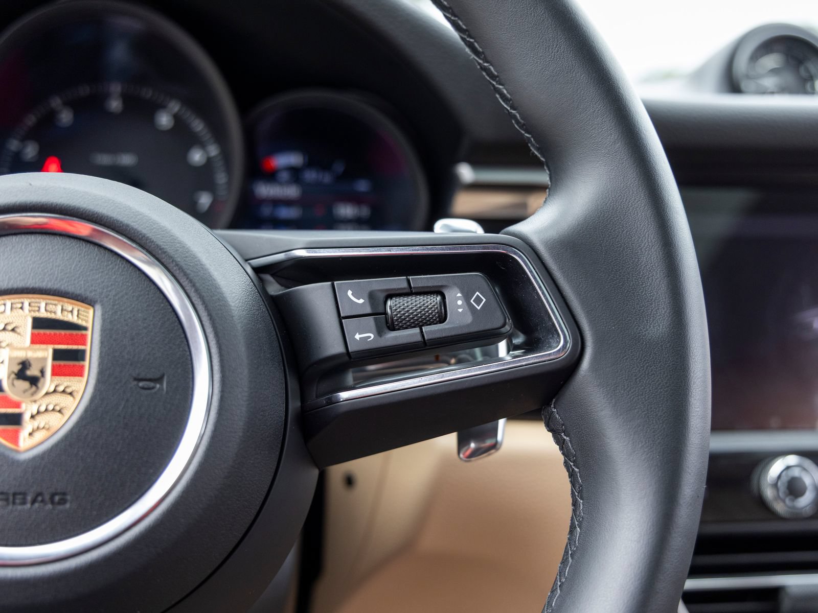 Certified 2023 Porsche Macan AWD/4WD image 37