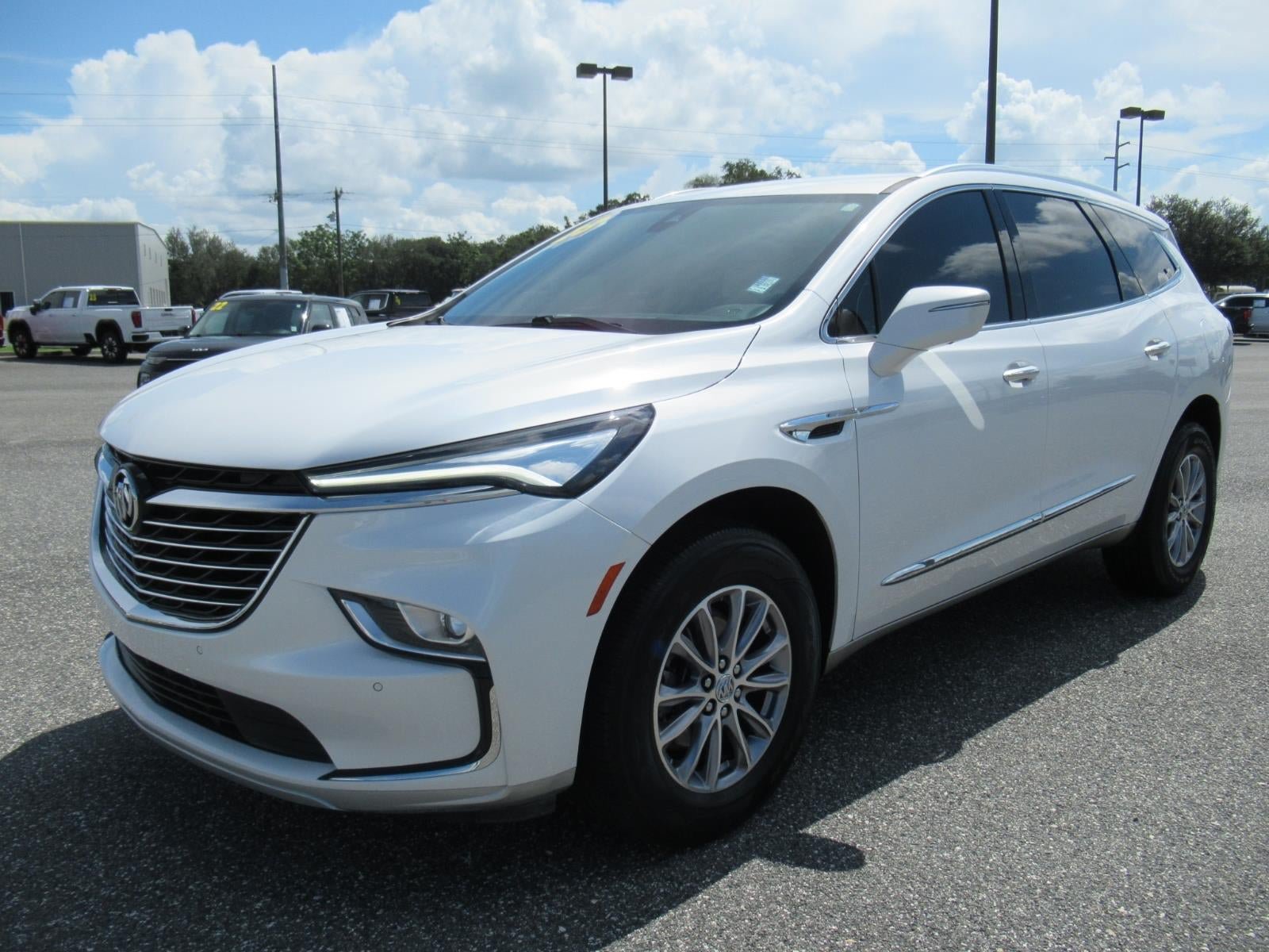 Used 2023 Buick Enclave Essence FWD image 3