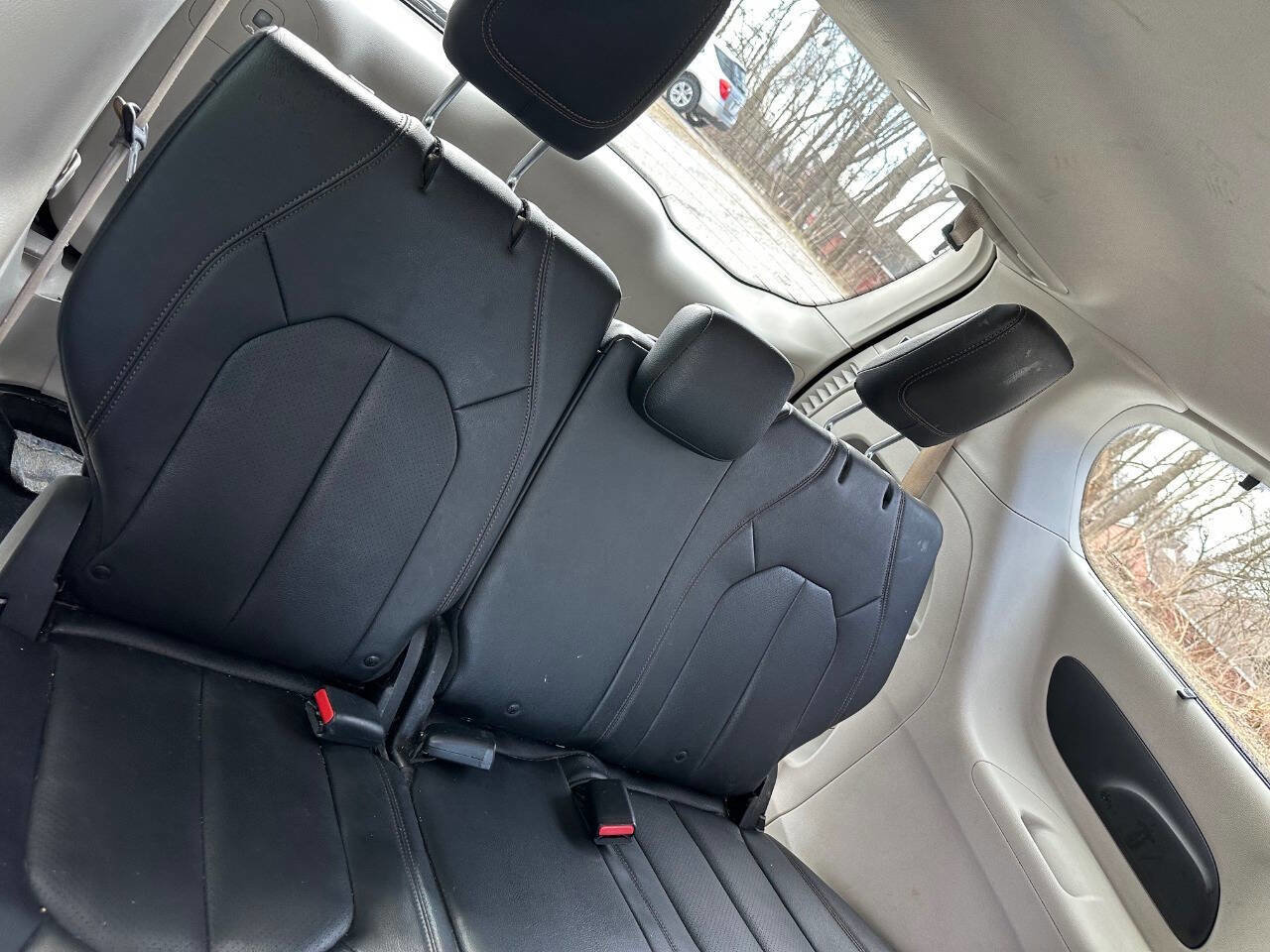 Used 2018 Chrysler Pacifica Touring-L w/ Tire & Wheel Group image 17