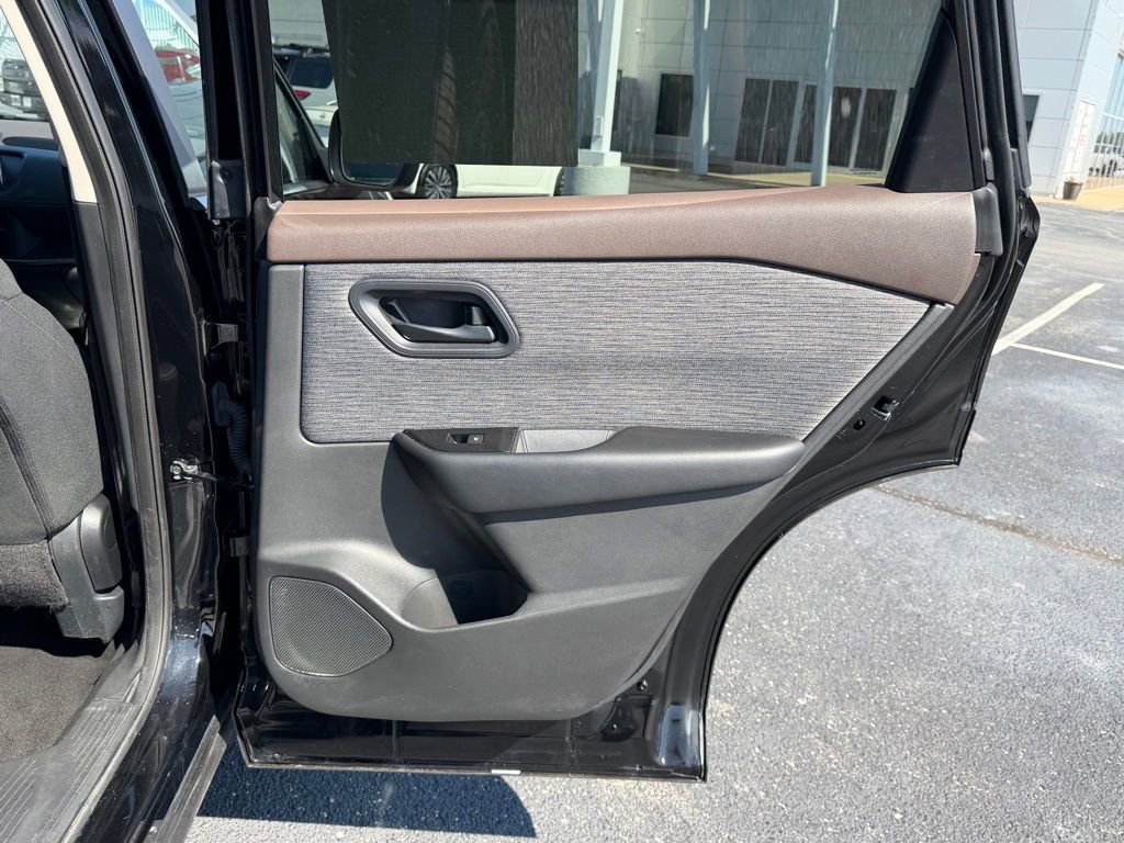 Used 2023 Nissan Rogue S AWD/4WD image 19