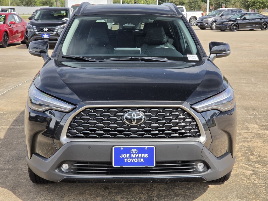 Used 2025 Toyota Corolla Cross XLE FWD image 3
