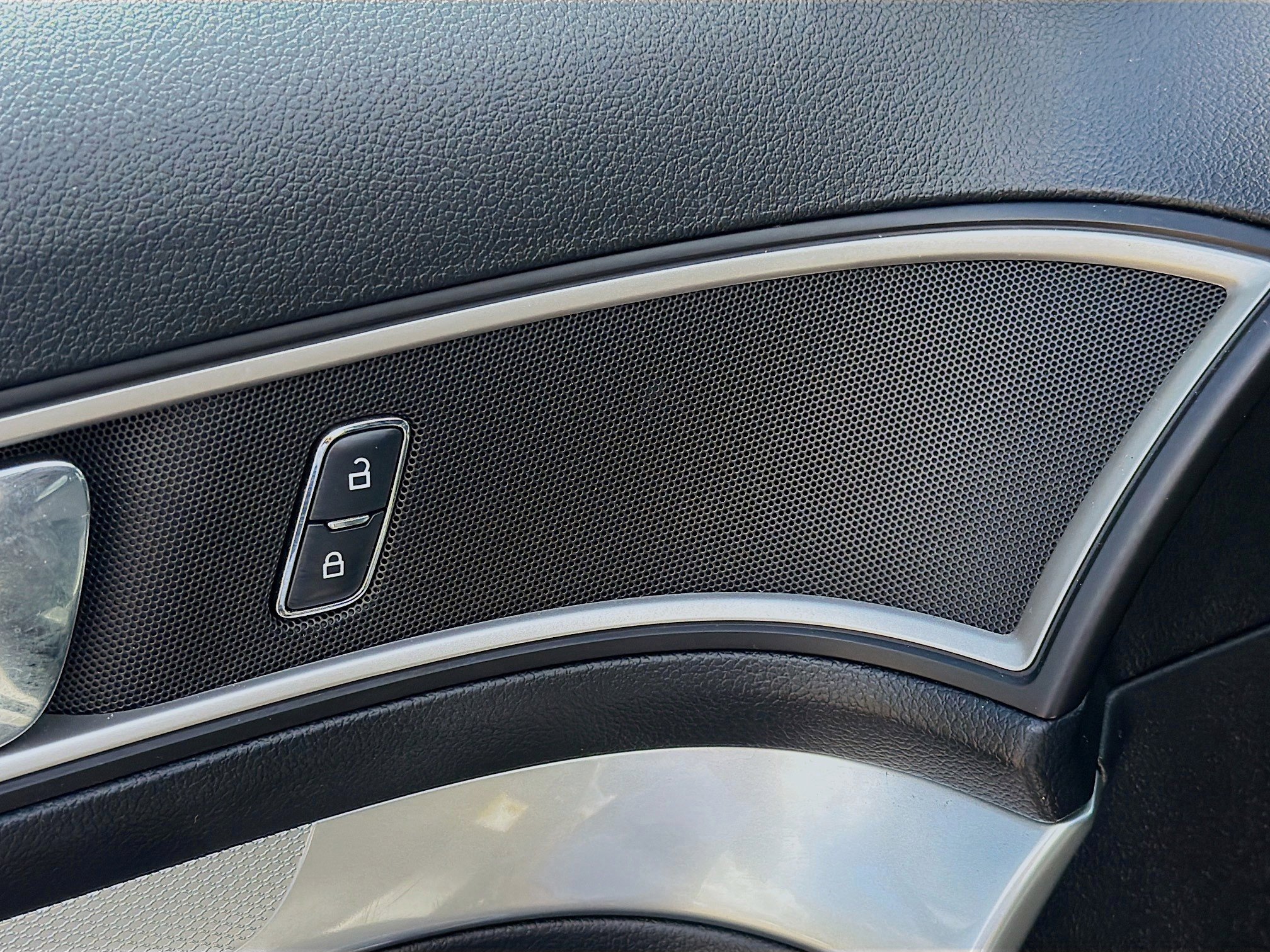 Used 2017 Ford Explorer XLT w/ Equipment Group 202A image 25