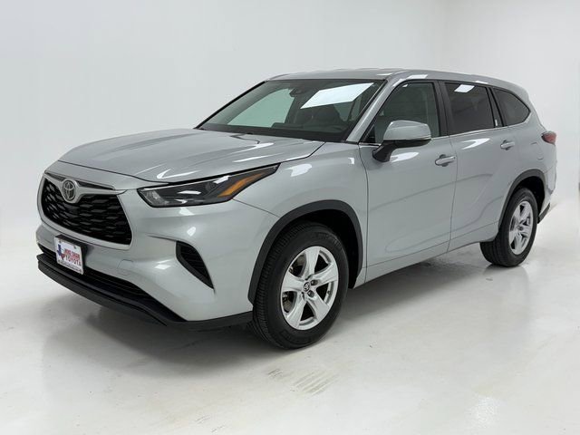 Used 2023 Toyota Highlander L FWD image 5