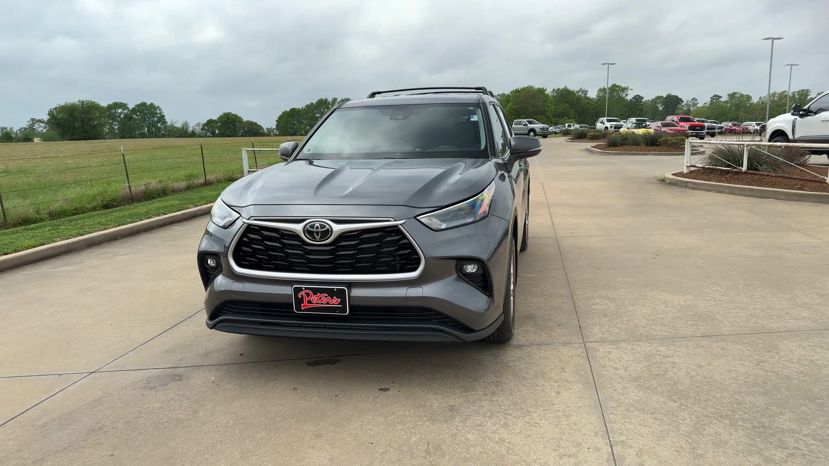 Used 2023 Toyota Highlander LE FWD image 3