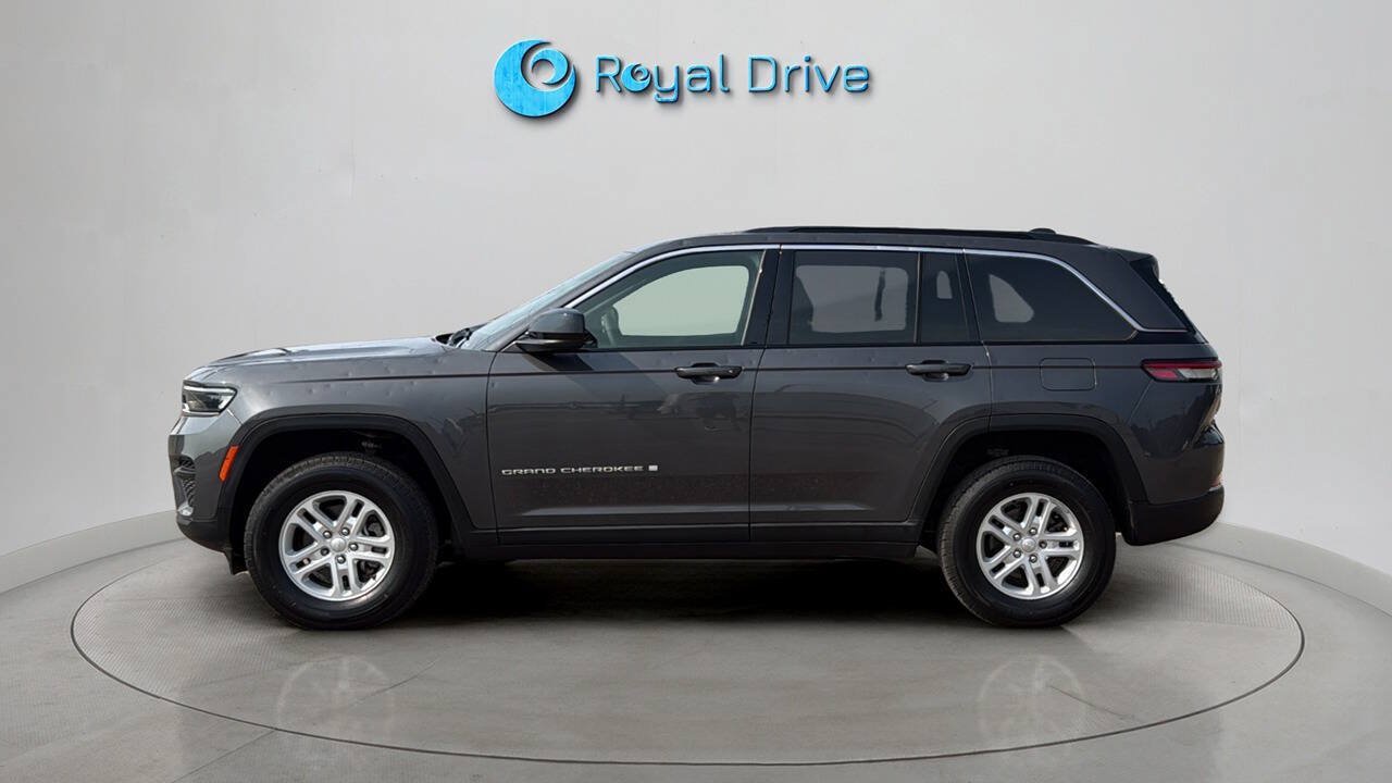 Used 2024 Jeep Grand Cherokee Laredo w/ Luxury Tech Group I AWD/4WD image 3