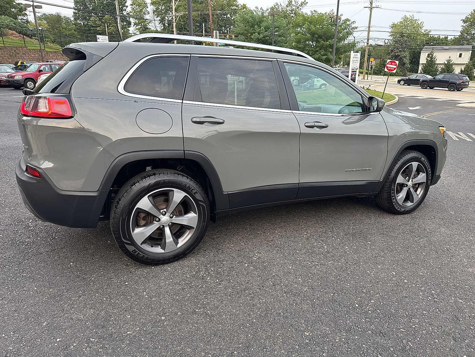 Used 2019 Jeep Cherokee Limited w/ Trailer Tow Group AWD/4WD image 4