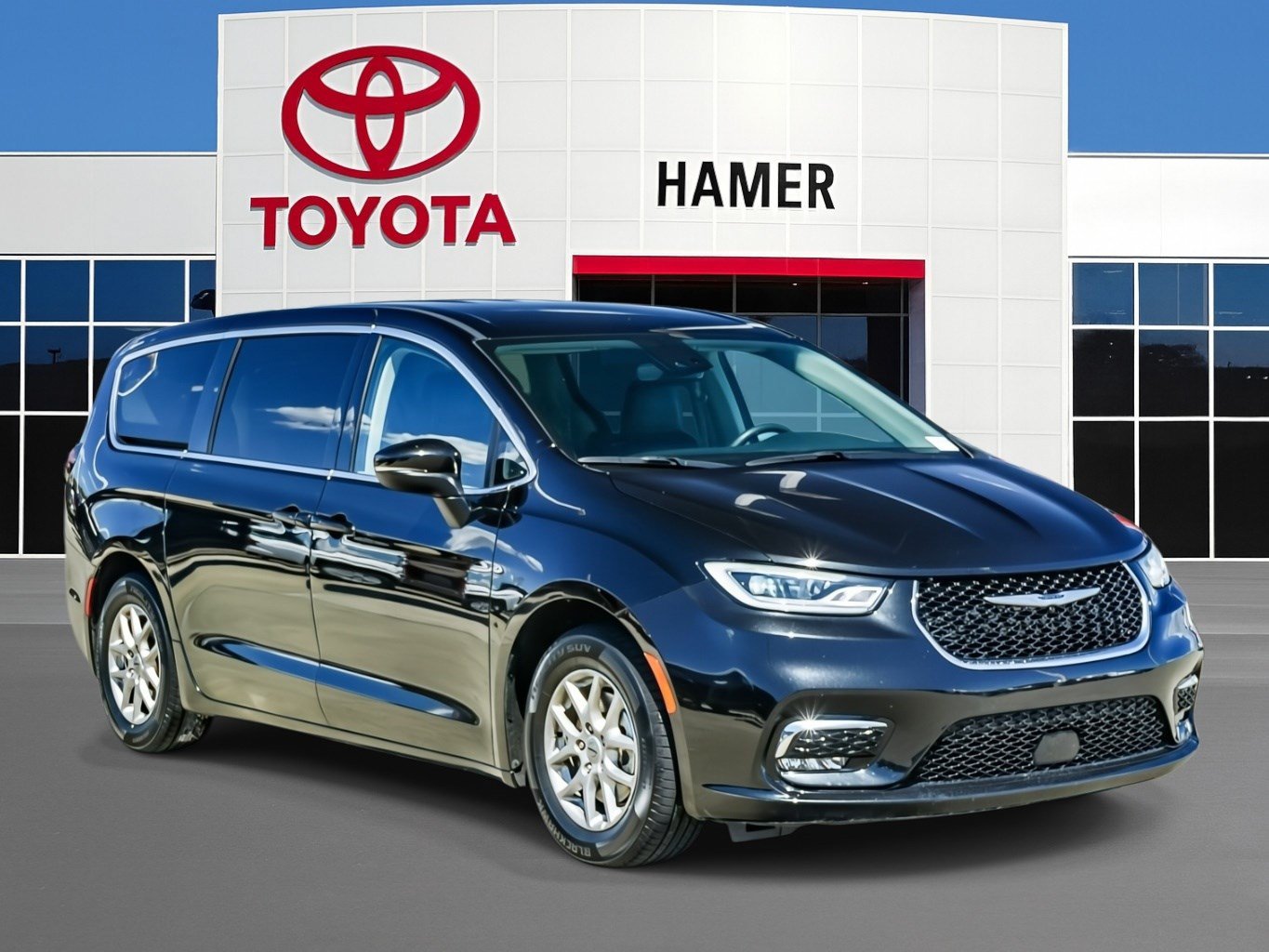 Used 2023 Chrysler Pacifica Touring-L FWD image 1
