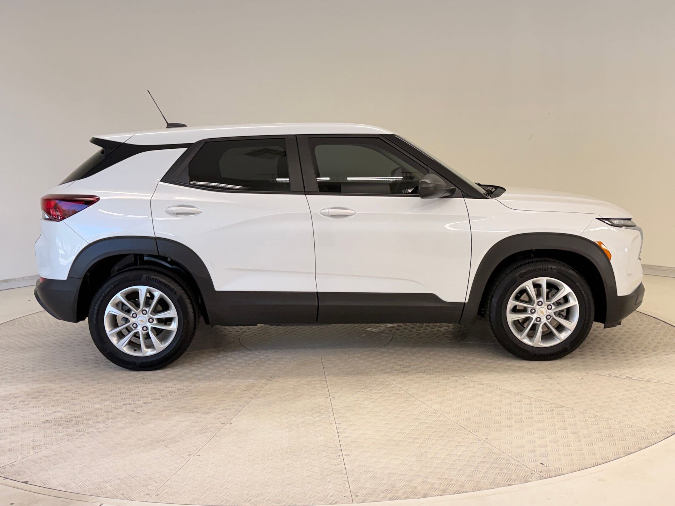 Used 2024 Chevrolet TrailBlazer LS w/ LS Convenience Package image 8