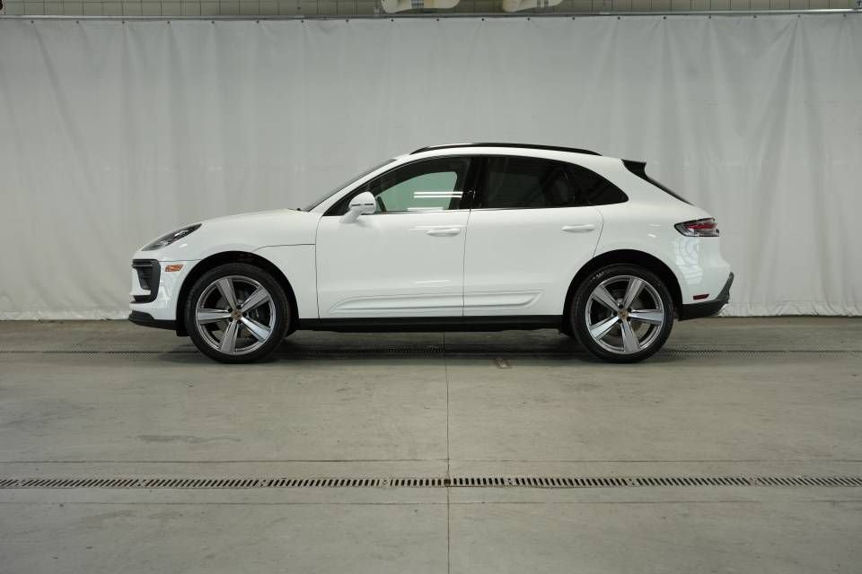 Certified 2025 Porsche Macan AWD/4WD image 2