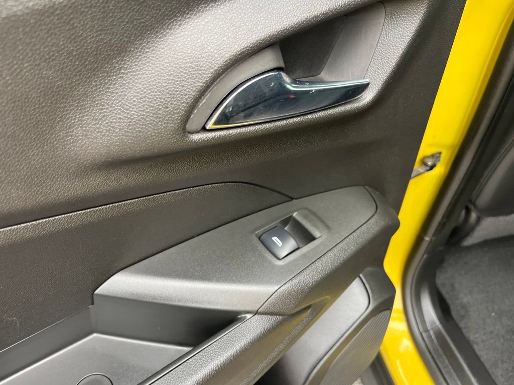Used 2024 Chevrolet Trax RS w/ Sunroof Package FWD image 36