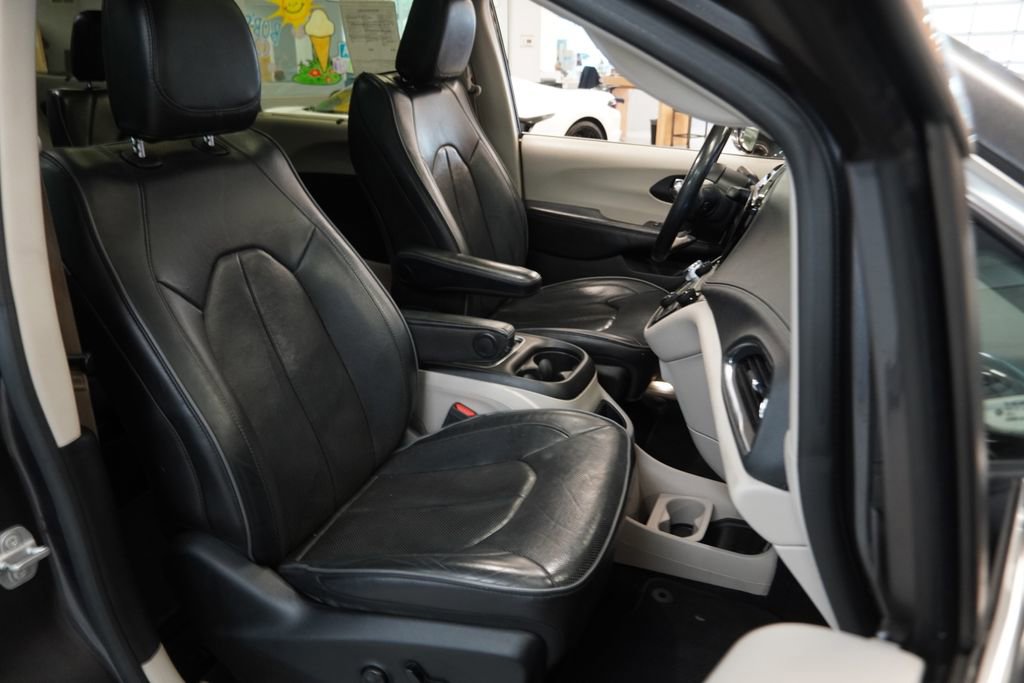 Used 2020 Chrysler Pacifica Limited FWD image 32
