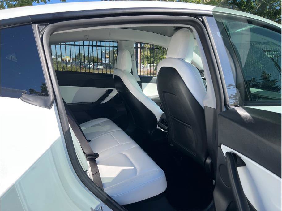 Used 2020 Tesla Model Y Long Range image 16