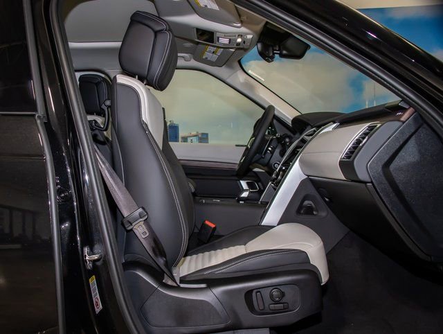 Used 2026 Land Rover Discovery Dynamic SE image 21