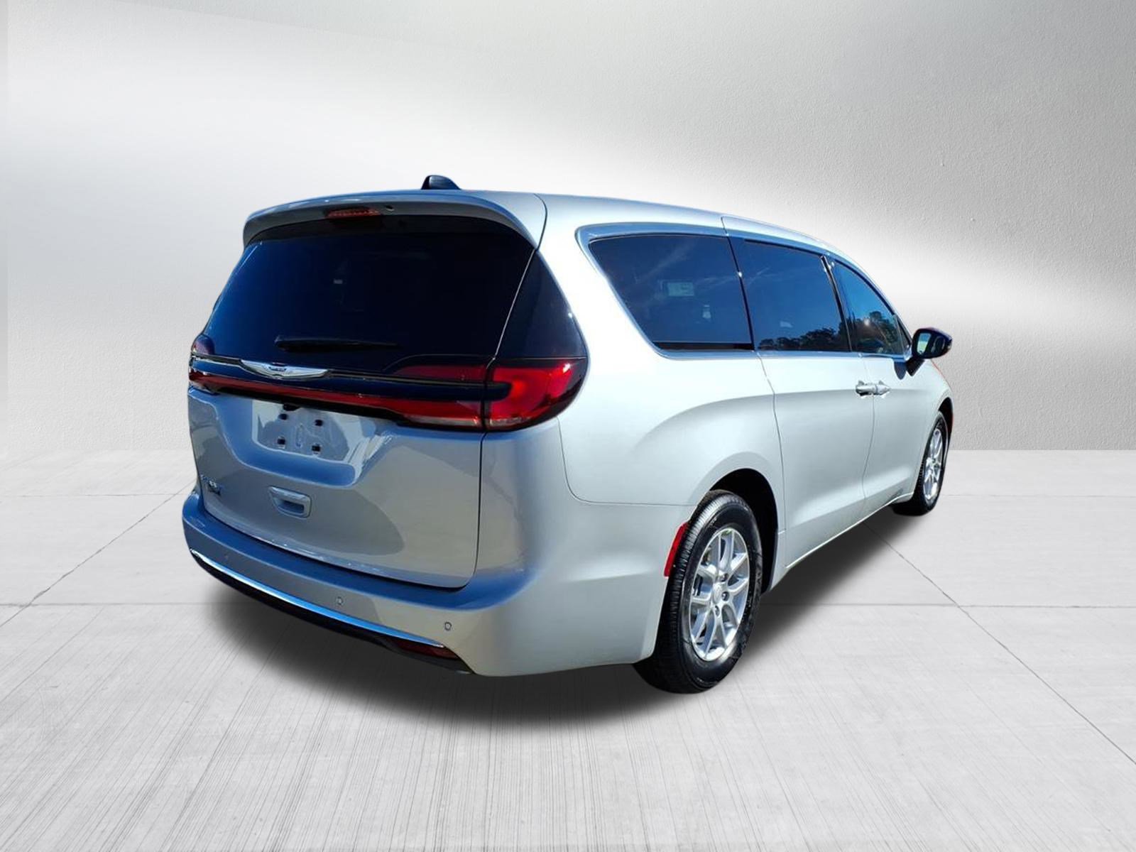 New 2026 Chrysler Pacifica Select image 4
