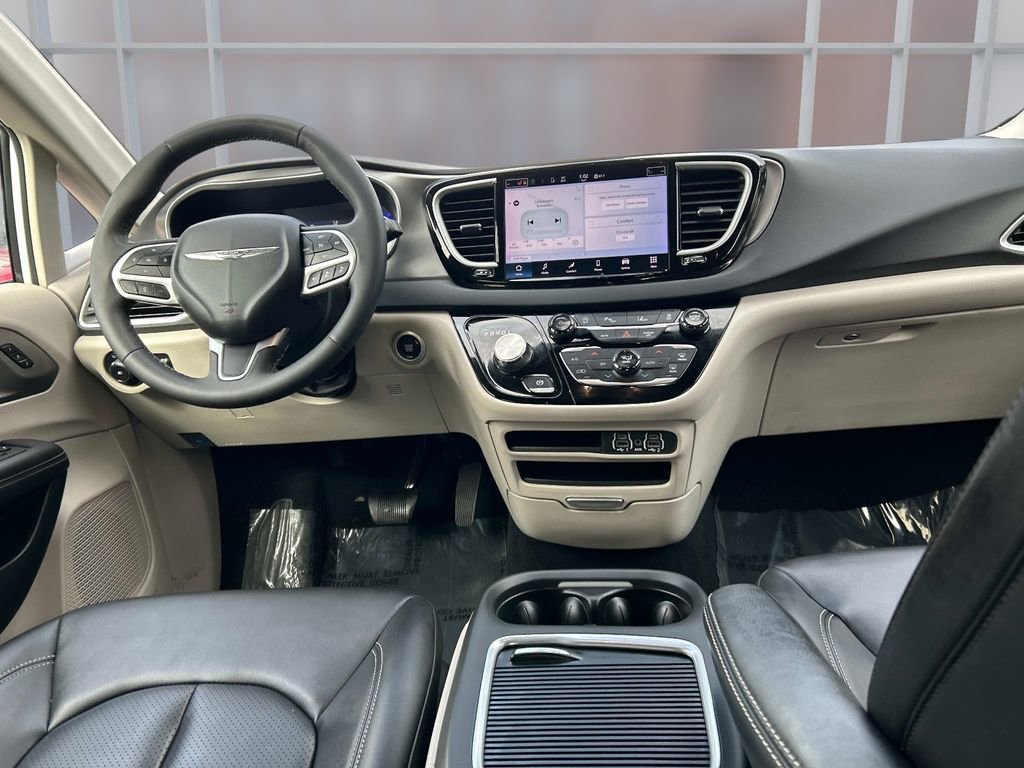 Used 2024 Chrysler Pacifica Touring-L image 18