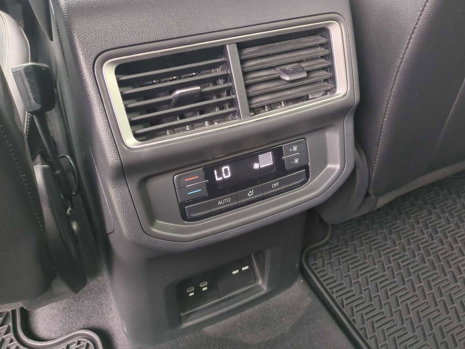Used 2024 Volkswagen Atlas SE w/ Black Wheel Package FWD image 20