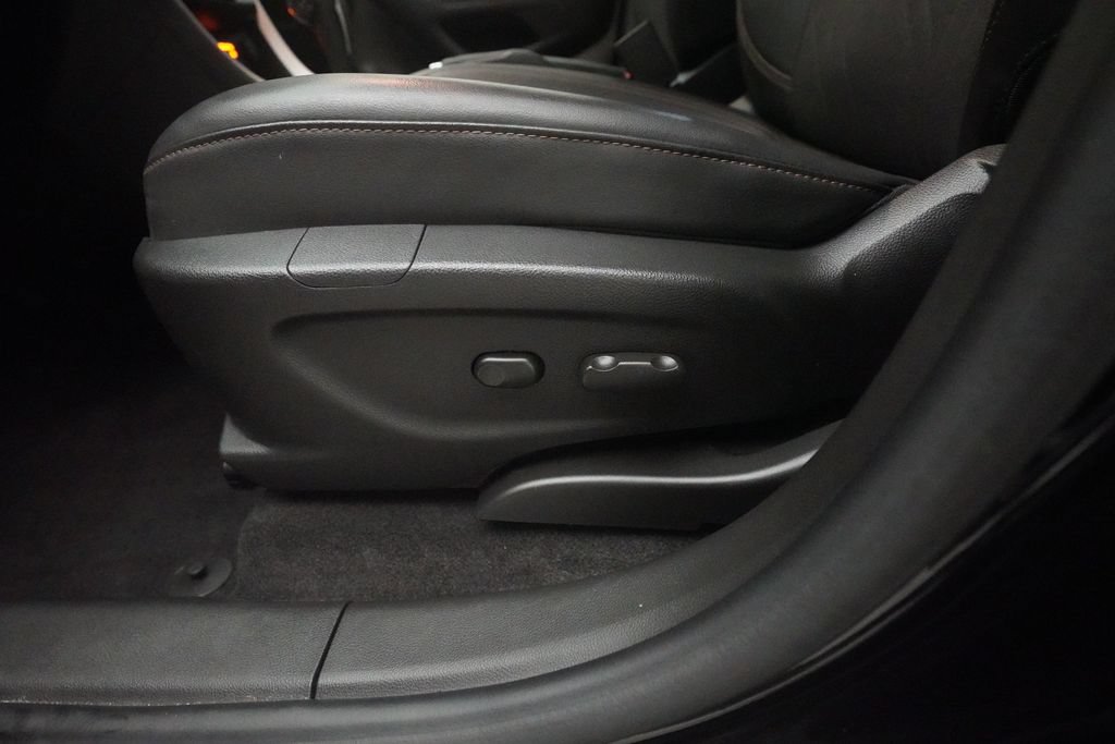 Used 2022 Chevrolet Trax LT w/ Midnight Edition AWD/4WD image 28