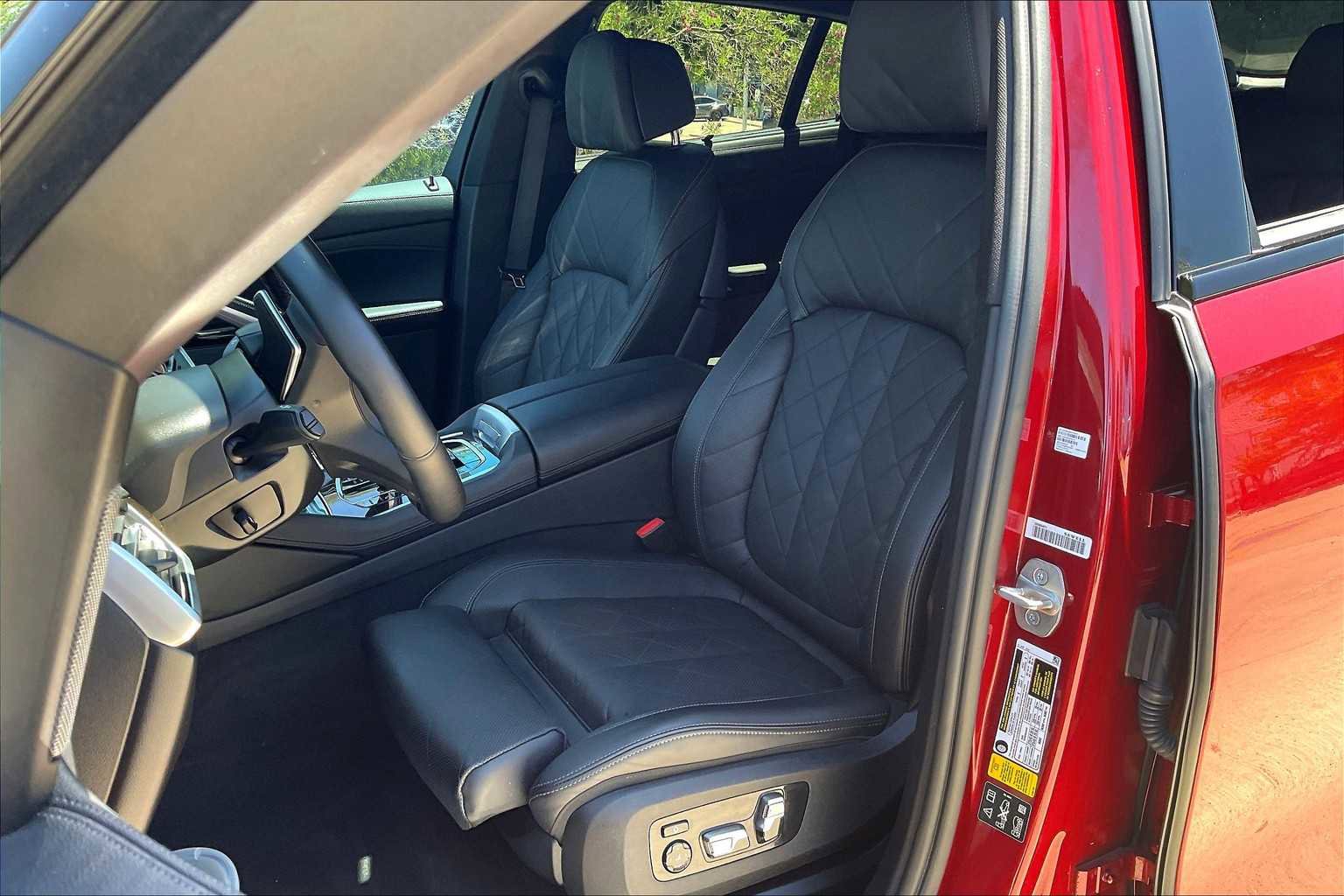 Used 2023 BMW X6 xDrive40i w/ Executive Package image 11