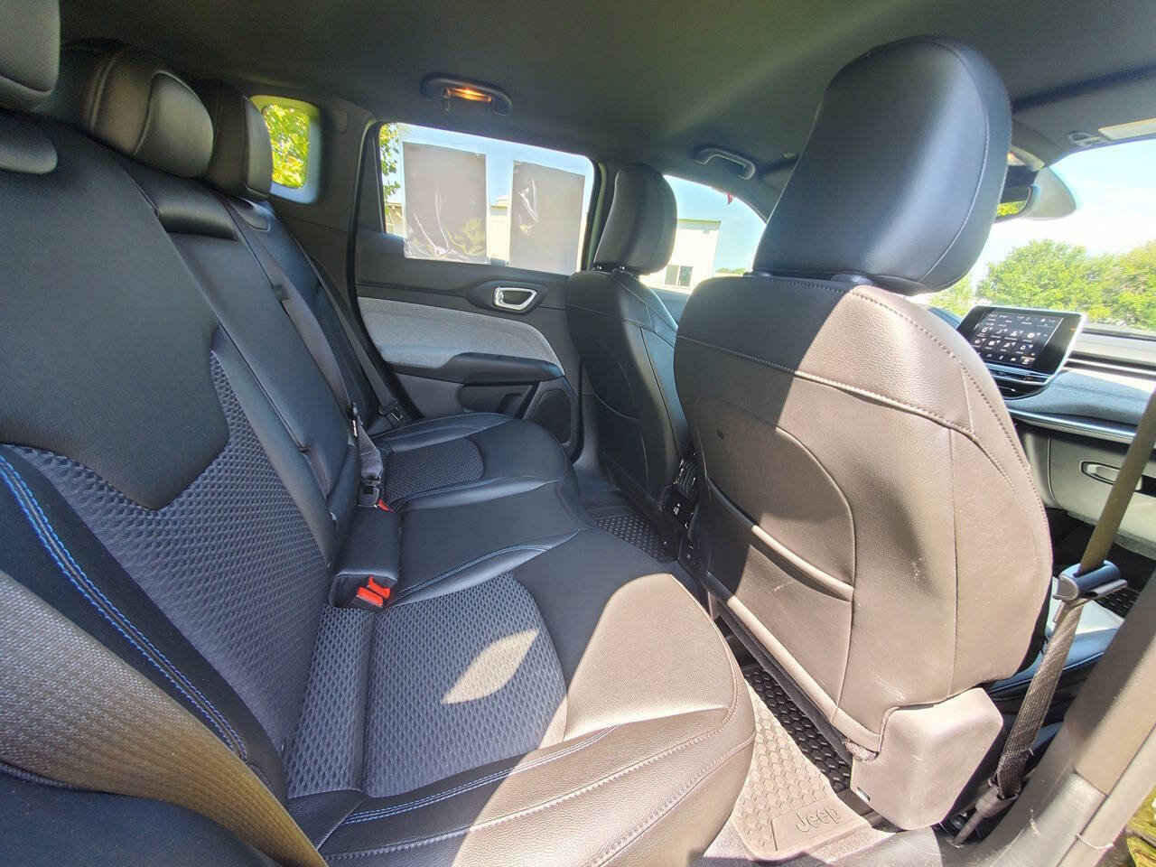 Used 2025 Jeep Compass Latitude w/ Convenience Group AWD/4WD image 18