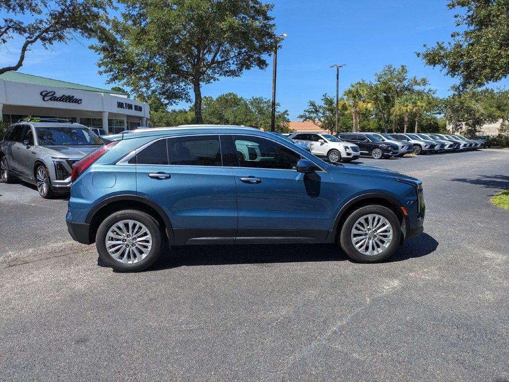 Certified 2024 Cadillac XT4 Luxury w/ Cold Weather Package FWD image 3