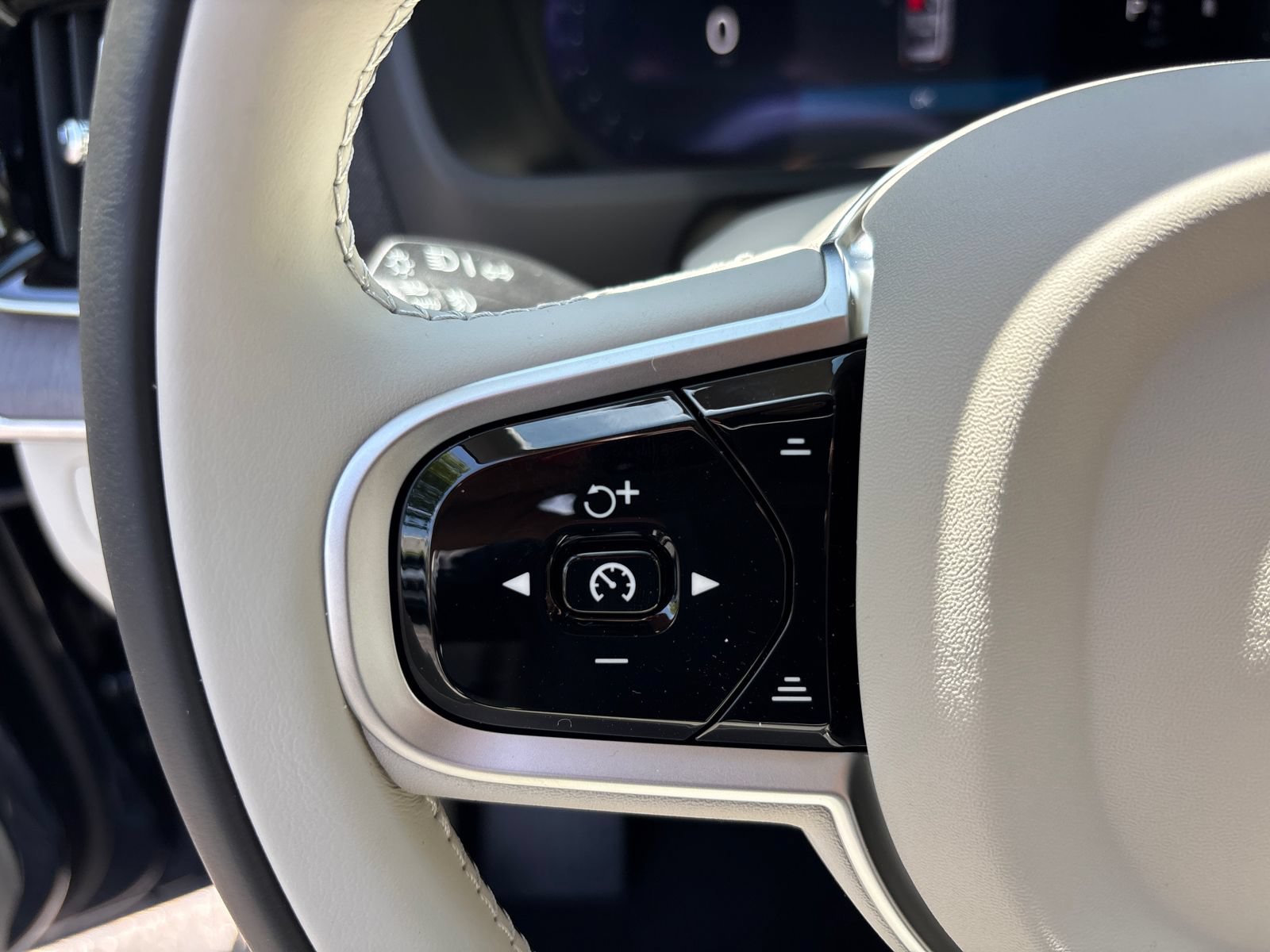 New 2026 Volvo XC90 B6 Ultra w/ Protection Package Premier AWD/4WD image 17