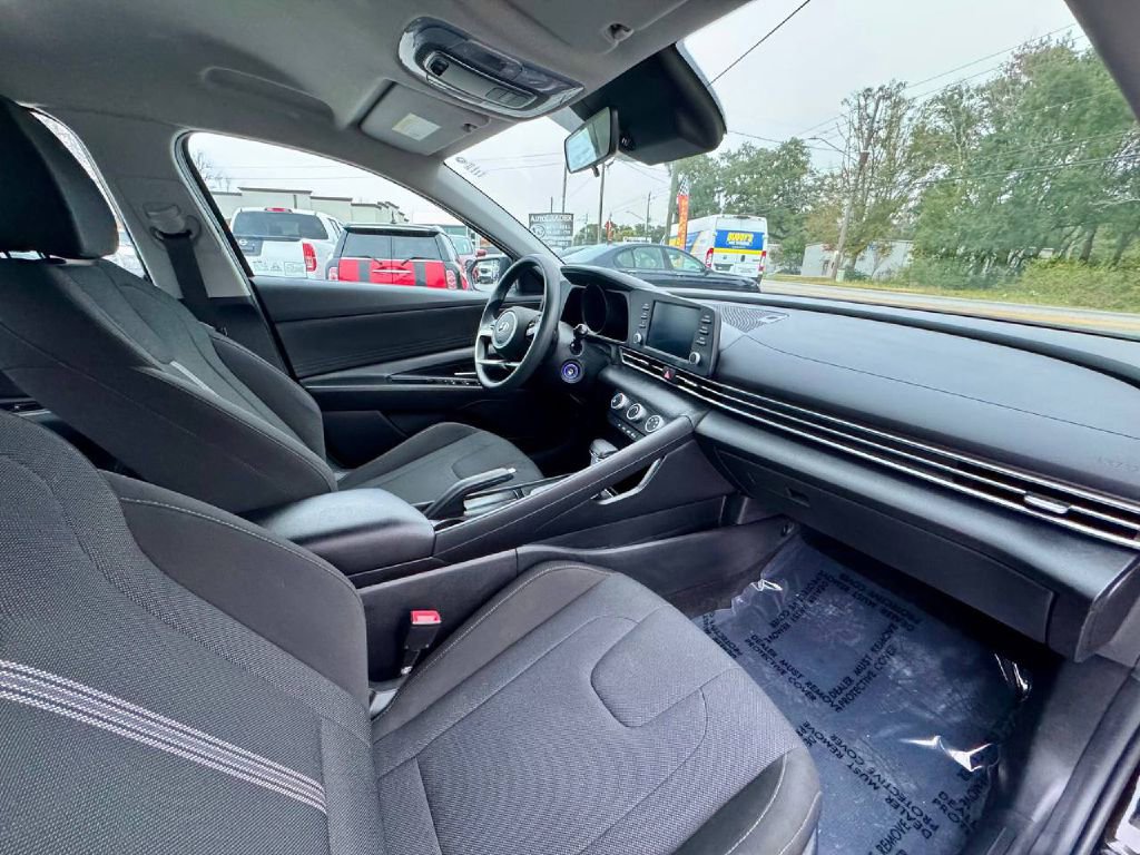 Used 2021 Hyundai Elantra SE FWD image 12