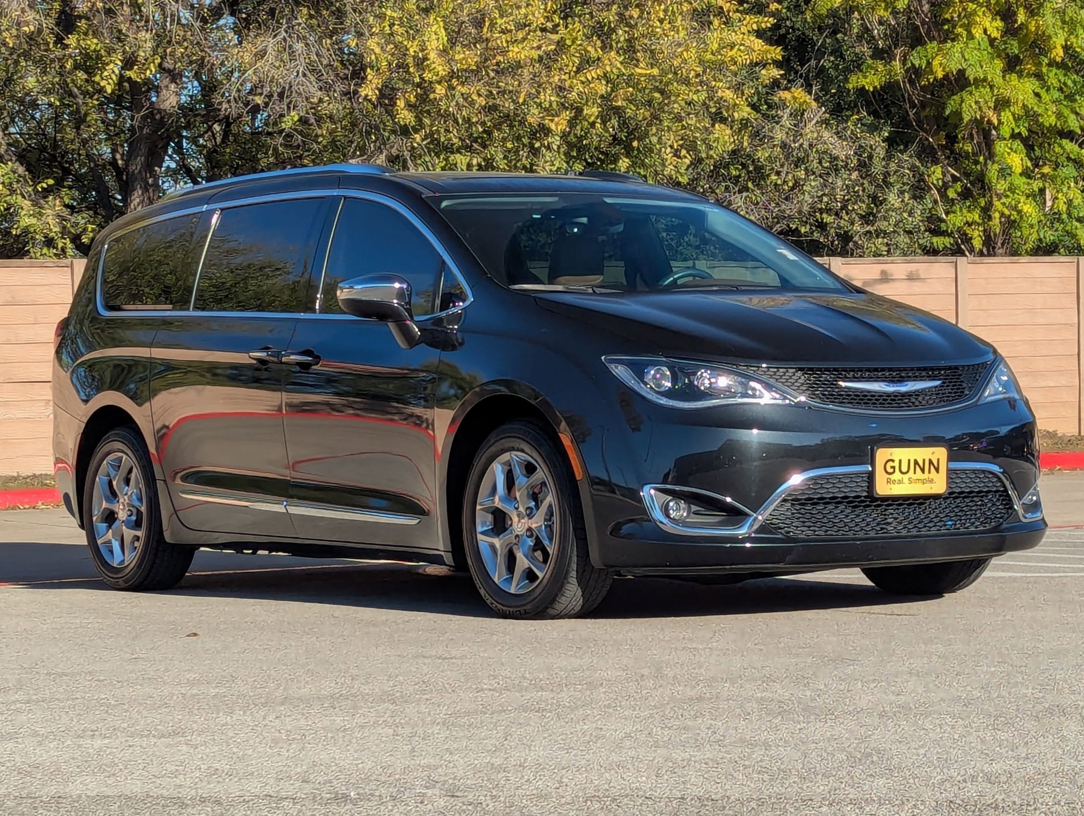 Used 2019 Chrysler Pacifica Limited image 2