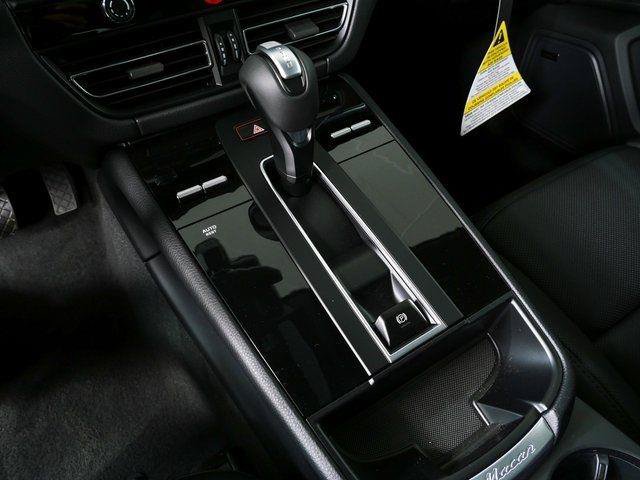 Certified 2026 Porsche Macan AWD/4WD image 18