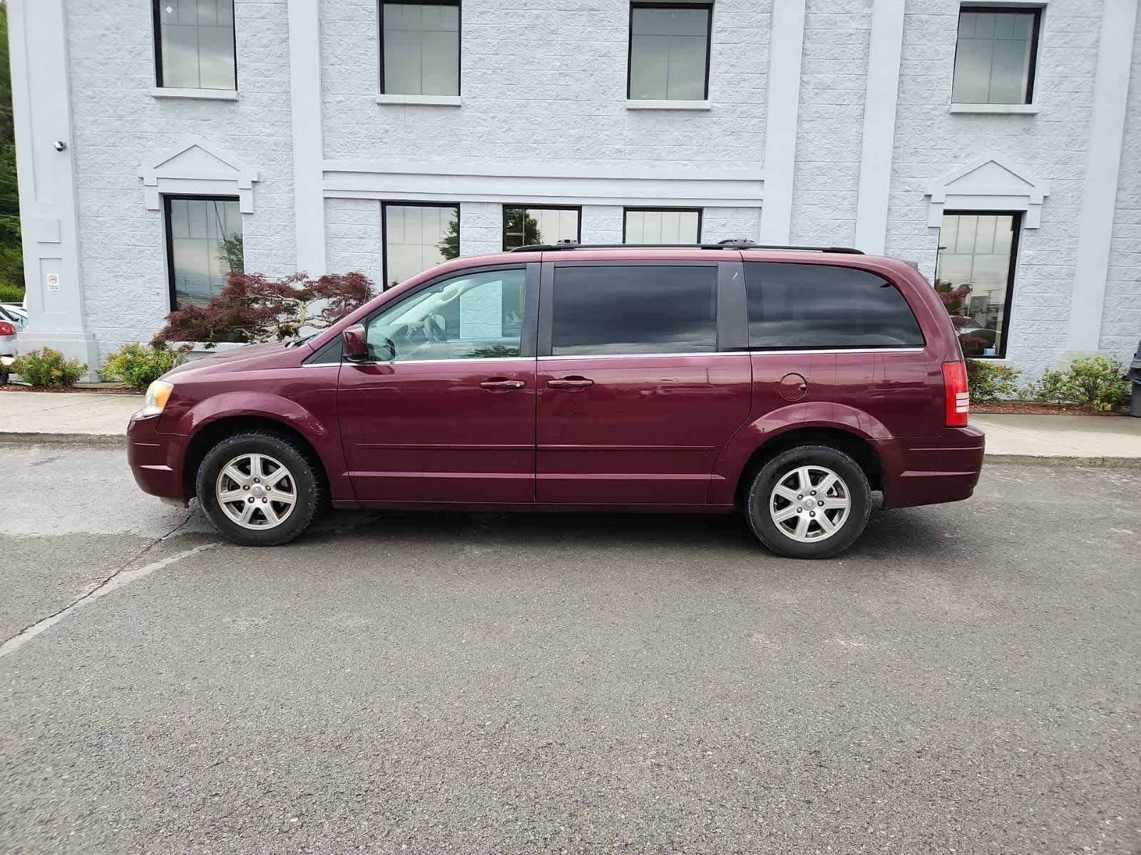 Used 2008 Chrysler Town & Country Touring FWD image 2