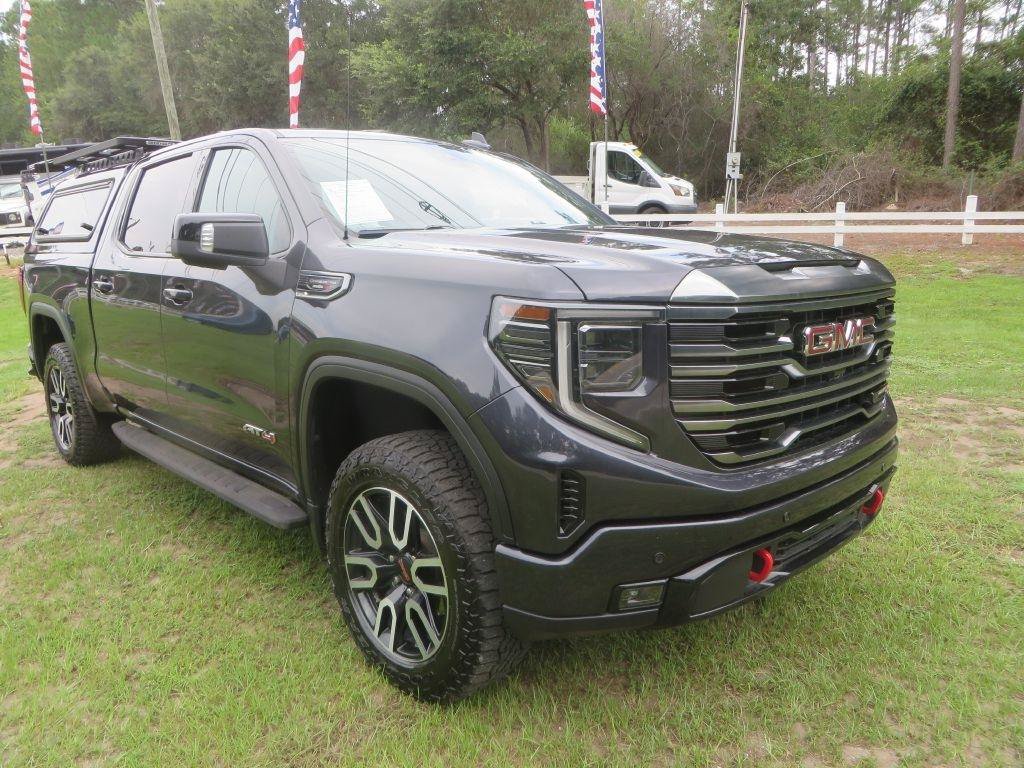 Used 2024 GMC Sierra 1500 AT4 w/ Technology Package AWD/4WD image 4