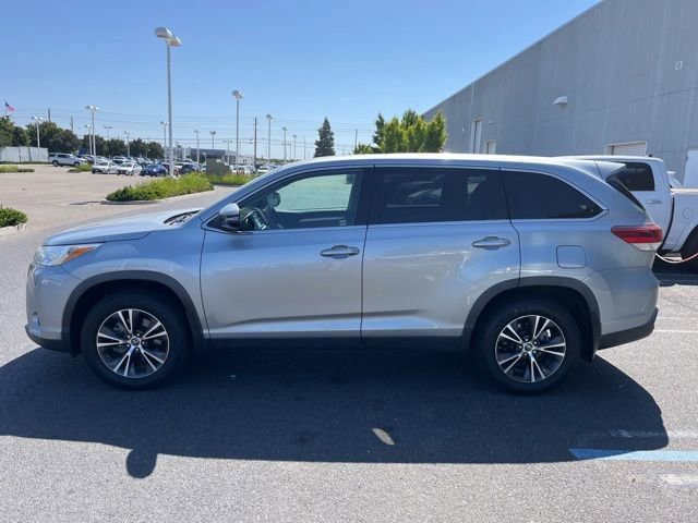 Used 2019 Toyota Highlander LE AWD/4WD image 8