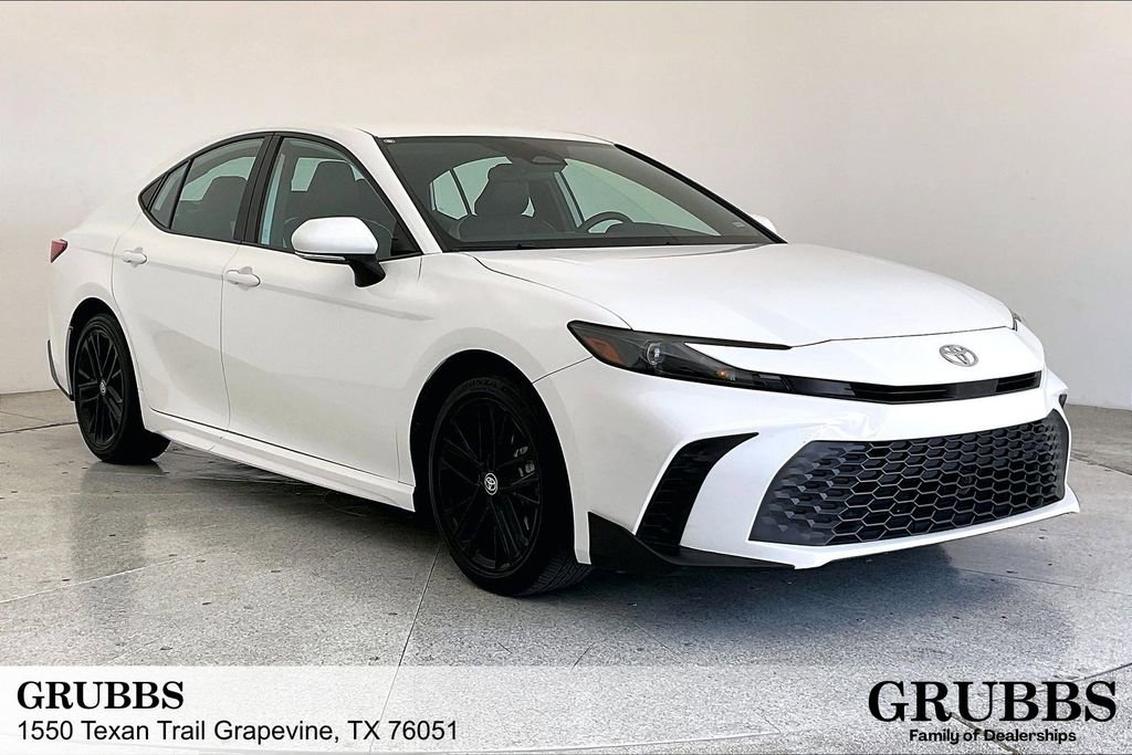 Used 2025 Toyota Camry SE image 1