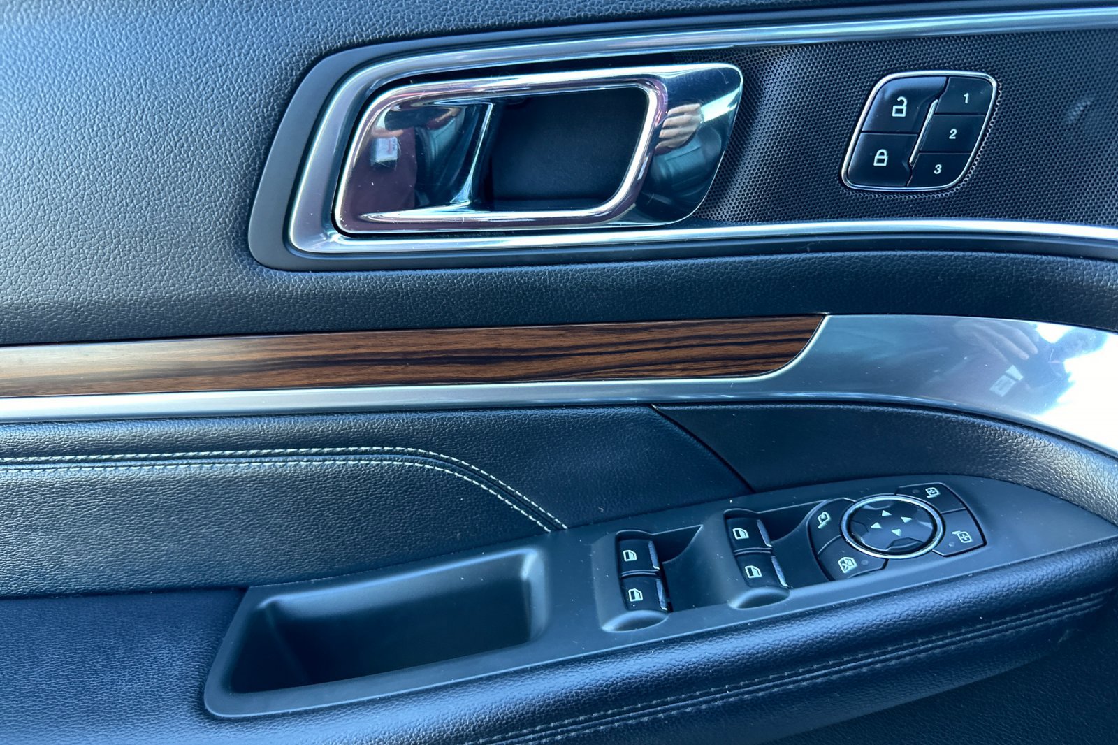 Used 2017 Ford Explorer Limited image 12