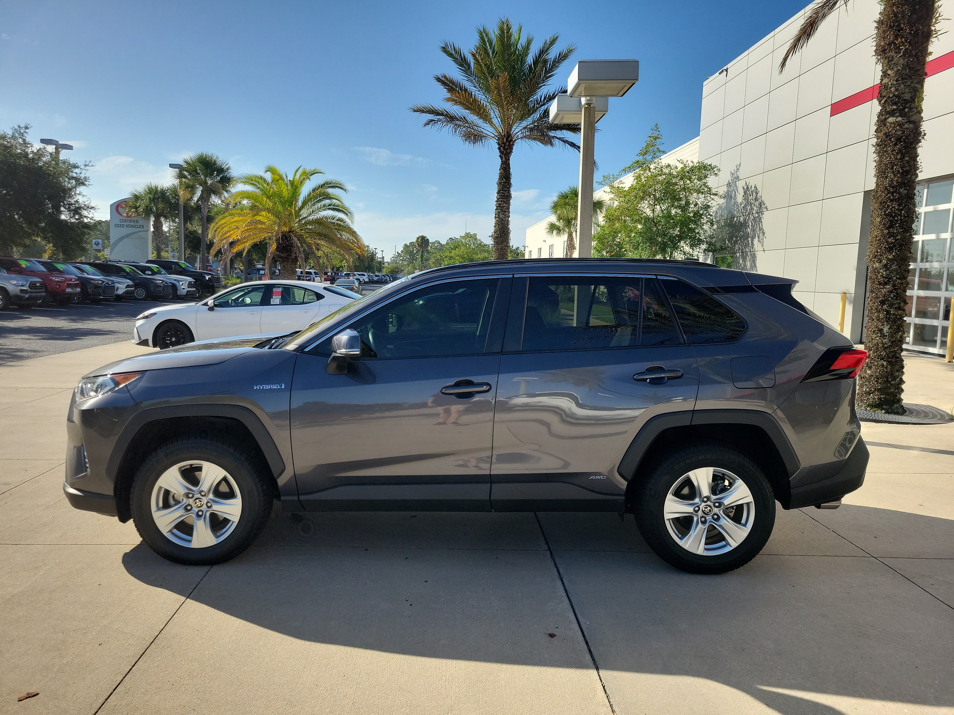 Used 2021 Toyota RAV4 XLE AWD/4WD image 3