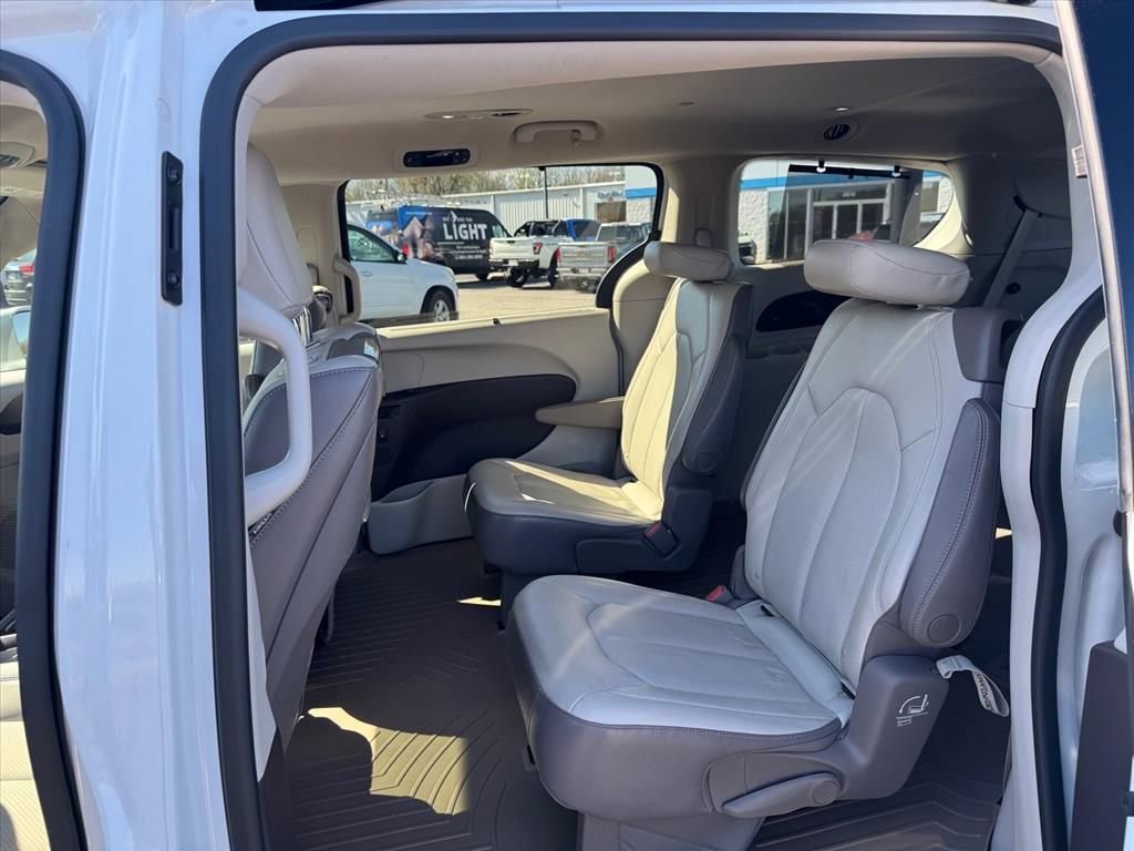 Used 2017 Chrysler Pacifica Touring-L Plus w/ Tire & Wheel Group image 11