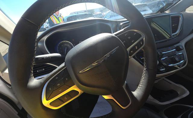 Used 2023 Chrysler Pacifica Touring-L image 8